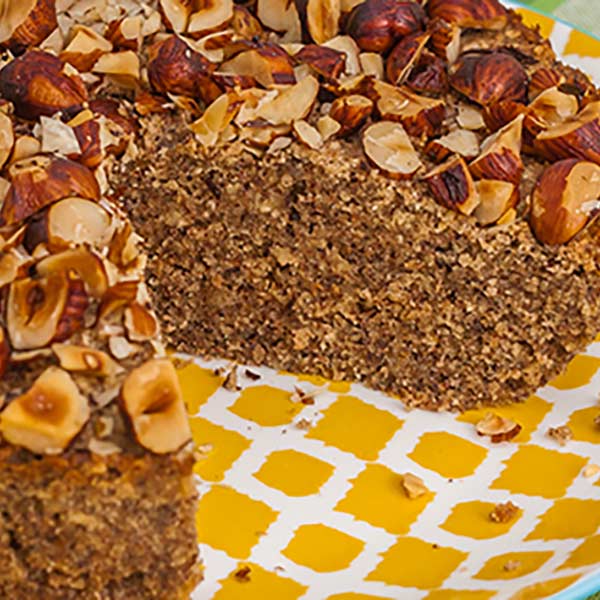 Gâteau aux noisettes, chocolat et raisins secs